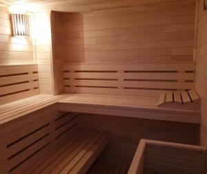 Sauna s ugodnim osvjetljenjem stvara opuštajuću atmosferu za potpuno uživanje u trenucima opuštanja i relaksacije.